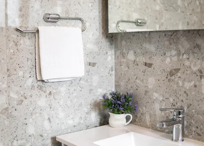 Apartman And Vuleta, Close To The