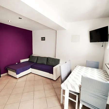 Apartman And Vuleta, Close To The