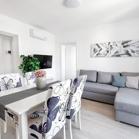 And Vuleta, Close To The * Μακάρσκα