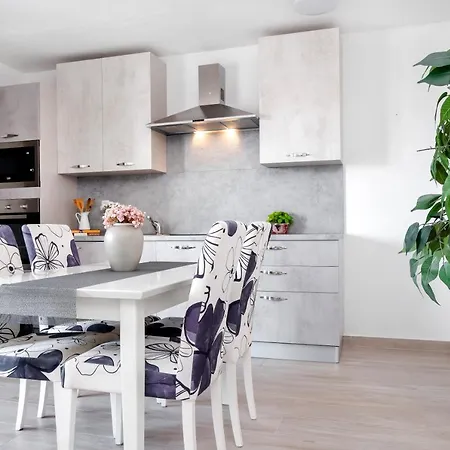 And Vuleta, Close To The Μακάρσκα