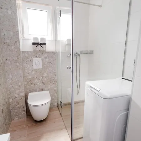 And Vuleta, Close To The * Μακάρσκα