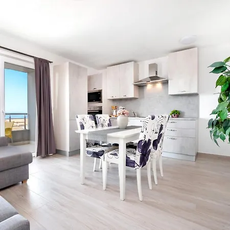 And Vuleta, Close To The Μακάρσκα