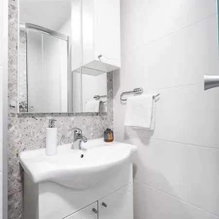 And Vuleta, Close To The Διαμέρισμα *