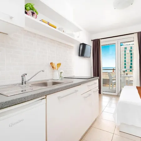 And Vuleta, Close To The * Μακάρσκα