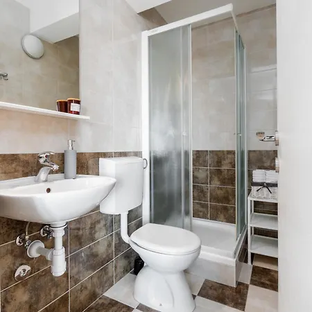 And Vuleta, Close To The Διαμέρισμα Μακάρσκα